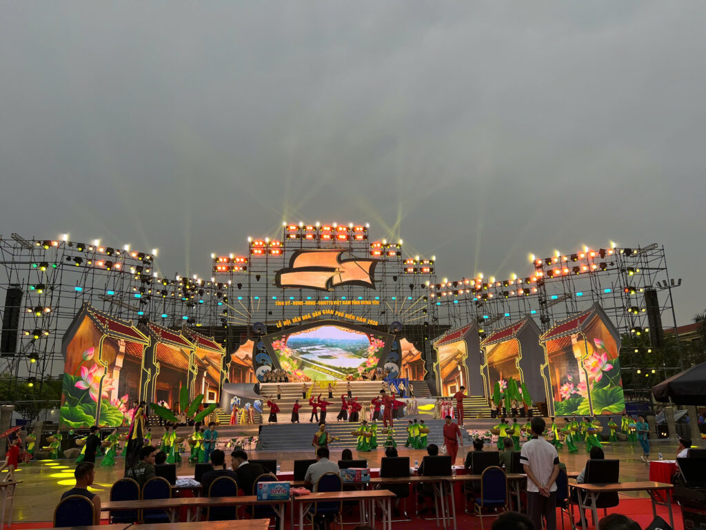 Sân khấu lễ hội
