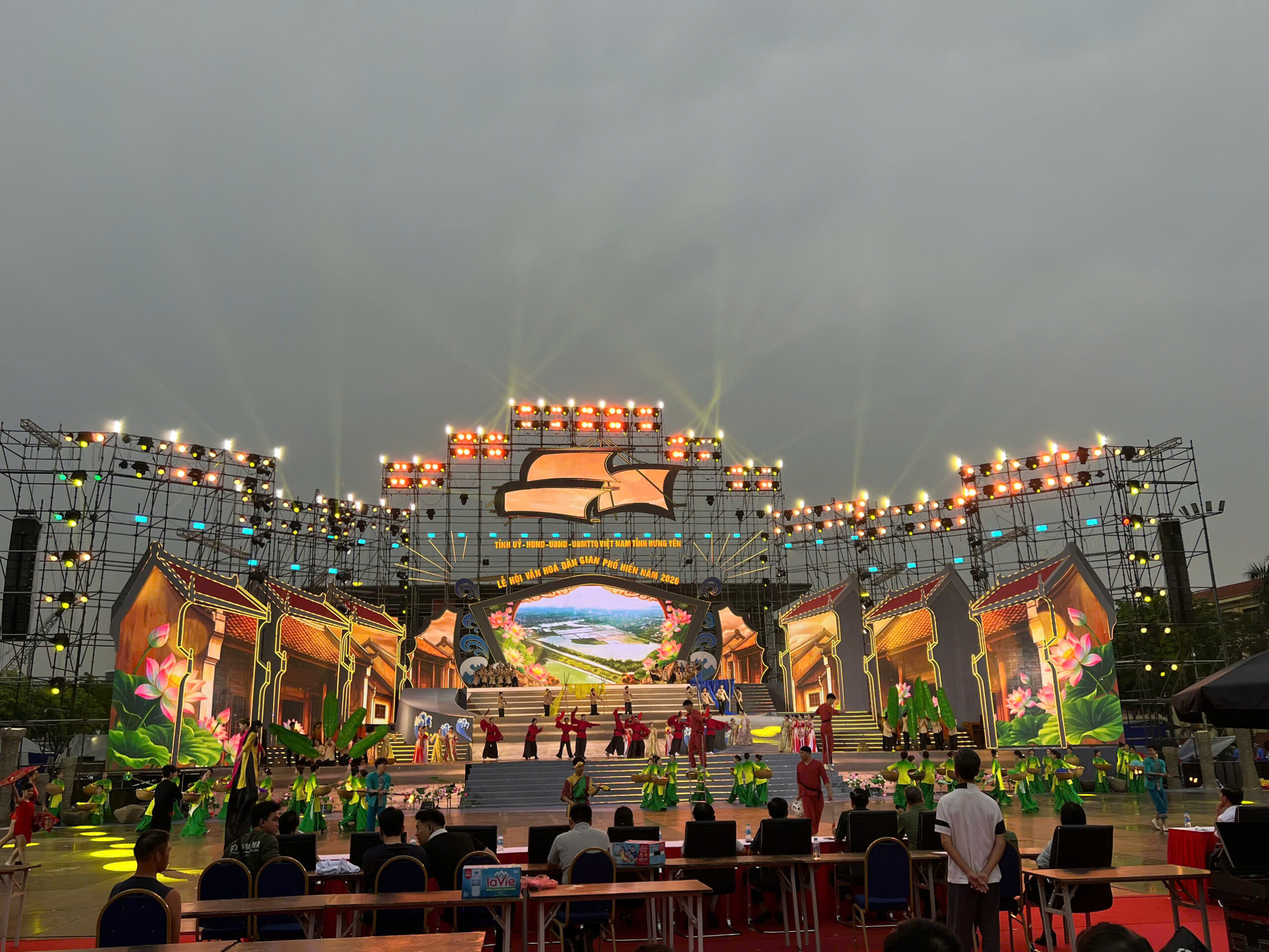 Sân khấu lễ hội